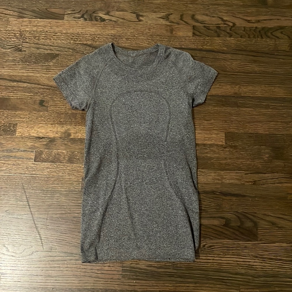Lululemon Swiftly Tech T-Shirt Size 4 Grey